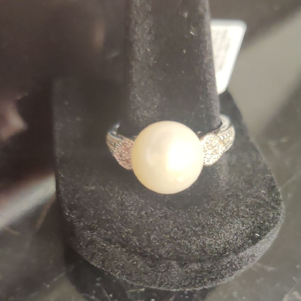 Elegant Silver and White Ring with Timeless Charm